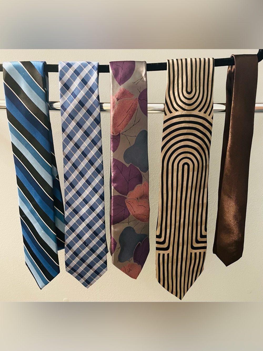Vntg (4) Silk Ties  (1) Microfiber Arrow/Chaps/Di Maggio/Fashion Bar/Dan Smith